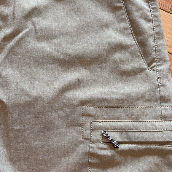 Light tan hybrid shorts size 32 - Picture 2 of 4